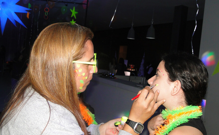 Pinturas com tinta neon festa Pinturas com tinta neon festa